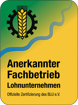Deutsche Zertifizierungsplakette mit einem Weizen- und Zahnradsymbol, einer blauen Wellenlinie und einem Text über einen anerkannten Fachbetrieb.