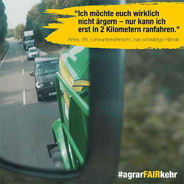 Der Seitenspiegel eines Traktors reflektiert Autos auf einer Straße mit einem gelben Zitat über den Verkehr und dem Hashtag #agrarFAIRkehr.