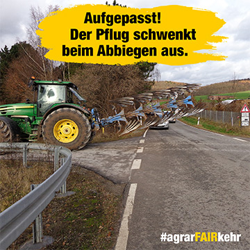 Ein Traktor mit breitem Pflug biegt auf eine Straße ein; ein Warntext macht die Fahrer auf den schwenkenden Pflug aufmerksam.