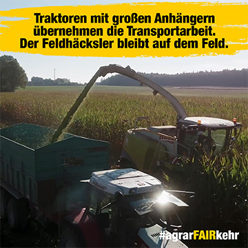 Traktor mit großem Anhänger holt gehäckselten Mais von einem Feldhäcksler auf einem sonnigen Feld ab, mit Textüberlagerung.