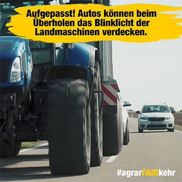 Ein Auto überholt einen großen Traktor auf einer Landstraße; ein Warntext weist auf mögliche tote Winkel hin.