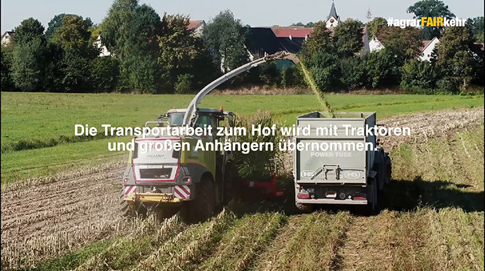 Zwei Traktoren ernten und verladen Getreide auf einem Feld; das Bild ist mit einem deutschen Text über landwirtschaftlichen Transport überlagert.
