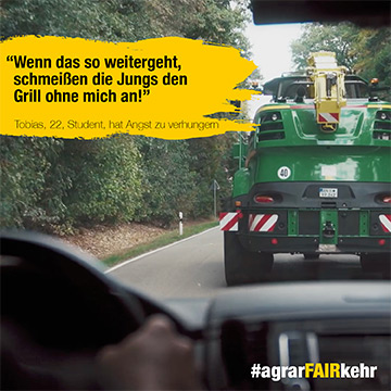 Blick aus einem Auto hinter einem grünen Traktor auf einer Landstraße, mit deutschem Text über Lebensmittel und Landwirtschaft.