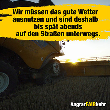 Ein Mähdrescher auf einem Feld bei Sonnenuntergang mit deutschem Text über Spätarbeit wegen des guten Wetters.