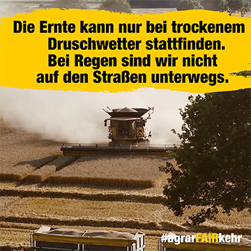 Ein Mähdrescher arbeitet in einem Weizenfeld mit einer gelben Fahne und einem deutschen Text über die Wetterbedingungen bei der Ernte.
