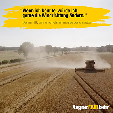 Ein Mähdrescher arbeitet auf einem Feld unter einem bewölkten Himmel mit einem Zitat auf Deutsch und dem Hashtag #agrarFAIRkehr.
