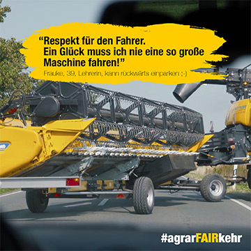 Eine große Landmaschine wird auf einer Straße abgeschleppt, mit einem gelben Kampagnenzitat und dem Hashtag #agrarFAIRkehr.