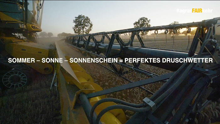 Ein Mähdrescher schneidet Weizen in einem sonnigen Feld mit Bäumen im Hintergrund; deutscher Text überlagert das Bild.