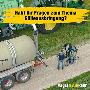 Ein Traktor mit einem Gülletank und zwei Personen, die sich neben Fahrrädern auf einem Feldweg unterhalten; deutscher Text überlagert.