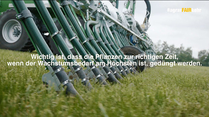 Eine Maschine düngt ein grasbewachsenes Feld, mit deutschem Text über den optimalen Düngezeitpunkt für das Pflanzenwachstum.