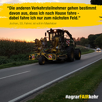 Ein großer Traktor fährt bei Sonnenuntergang auf einer Landstraße, vorbei an Maisfeldern, mit einem Zitat und Hashtags überlagert.