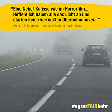 Neblige Straße mit fahrenden Autos; Zitat oben warnt vor Sichtbarkeit und riskanten Überholmanövern; #agrarFAIRkehr unten.