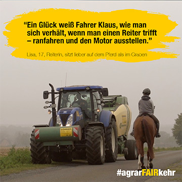 Ein Traktor und ein Pferd mit Reiter teilen sich an einem nebligen Tag eine Landstraße; das Sicherheitszitat ist überlagert.