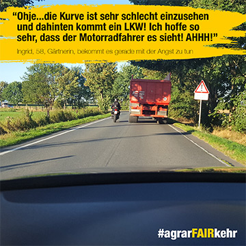 Blick aus einem Auto auf eine Landstraße, vor dem Auto ein roter LKW, Motorradfahrer fährt entgegen.