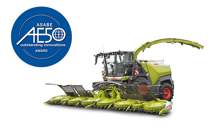 Grüner Feldhäcksler mit ASABE AE50 Outstanding Innovations Award Abzeichen auf weißem Hintergrund.