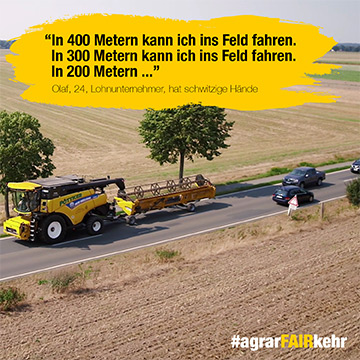 Ein gelber Mähdrescher und Autos fahren auf einer Landstraße neben einem abgeernteten Feld; Textüberlagerung in Deutsch.