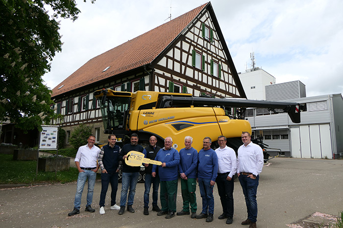 Schlüsselübergabe des New Holland CR 7.90: Andreas Stolz, New Holland (links im Bild), Marius Kappler (Partnerhändler Lehre der Fa. Schreier, 2. v.l.), Christian Schreier (Schreier Landtechnik, 3. v.l.) an Betriebsleiter Markus Pflugfelder (4. v.l.) und Mitarbeiter; rechts im Bild Dr. Daniel Fischer (New Holland) und Florian Fröschle (ganz rechts, New Holland Erntemaschinen-Spezialist)
