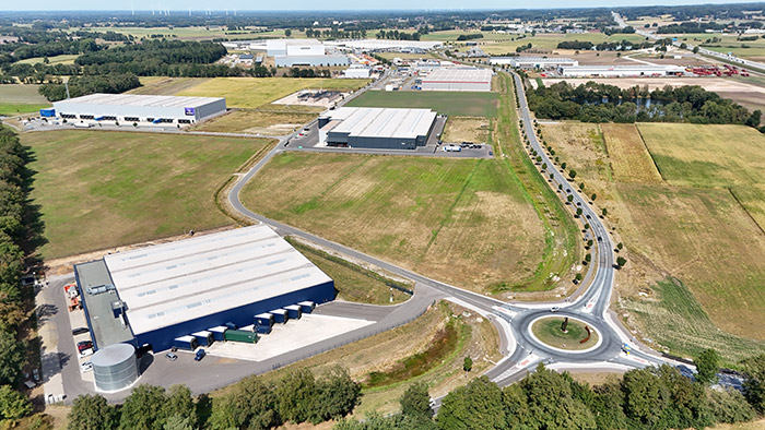 Bild: Verkehrsgünstig an der Autobahn 1 sowie in unmittelbarer Nähe zum Selbstfahrer- und Bänderwerk sowie Gebrauchtmaschinenzentrum (im Bild oben rechts). ©GRIMME