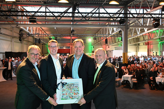 Von links: Paderborns Bürgermeister Stefan-Oliver Strate, Jan Uhtenwoldt (Geschäftsführer
CLAAS Industrietechnik (CIT), CLAAS CEO Jan Hendrik Mohr, Landrat Kreis Paderborn Christoph Rüther.