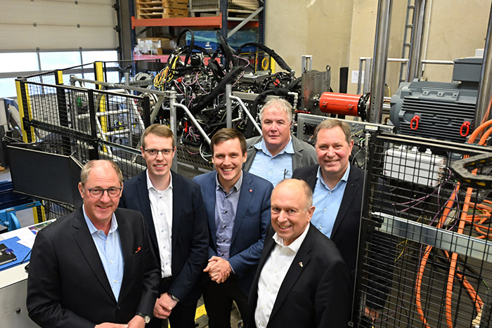 Von links: Paderborns Bürgermeister Stefan-Oliver Strate, Jan Uhtenwoldt (Geschäftsführer
CLAAS Industrietechnik (CIT), Felix Wagner (IG Metall), Ulrich Kleinemas (Betriebsrat), Landrat Kreis Paderborn
Christoph Rüther, CLAAS CEO Jan-Hendrik Mohr.
