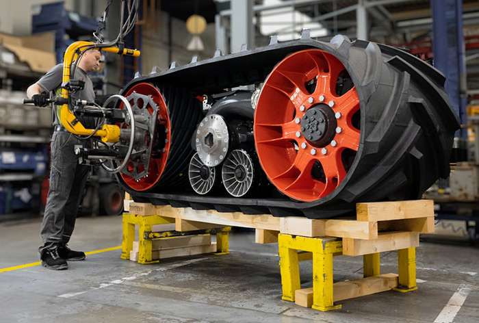 Montage eines TERRA TRAC Raupenlaufwerks bei der CLAAS Industrietechnik in Paderborn