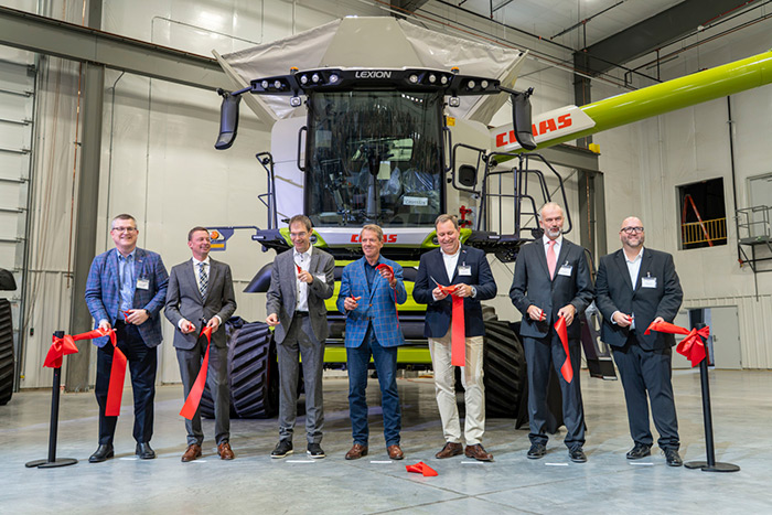 Die offizielle Eröffnung des neuen Forschungs- und Entwicklungszentrums: dabei waren (von links) Matt Ristow (CLAAS Omaha, Ansprechpartner für Regierungs- und Kammerbeziehungen), Joseph Young (President & CEO Nebraska Chamber of Commerce & Industry), Dr. Martin von Hoyningen-Huene (Member of the CLAAS Executive Board, Executive Vice President Business Unit Tractors & Implements), Jim Pillen (Gouverneur von Nebraska), Jan-Hendrik Mohr (CLAAS CEO), Peter Poete, (Deutsche Botschaft Washington DC, Referatsleiter Ernährung und Landwirtschaft) und Markus Koch (CLAAS Omaha, Head of Engineering).